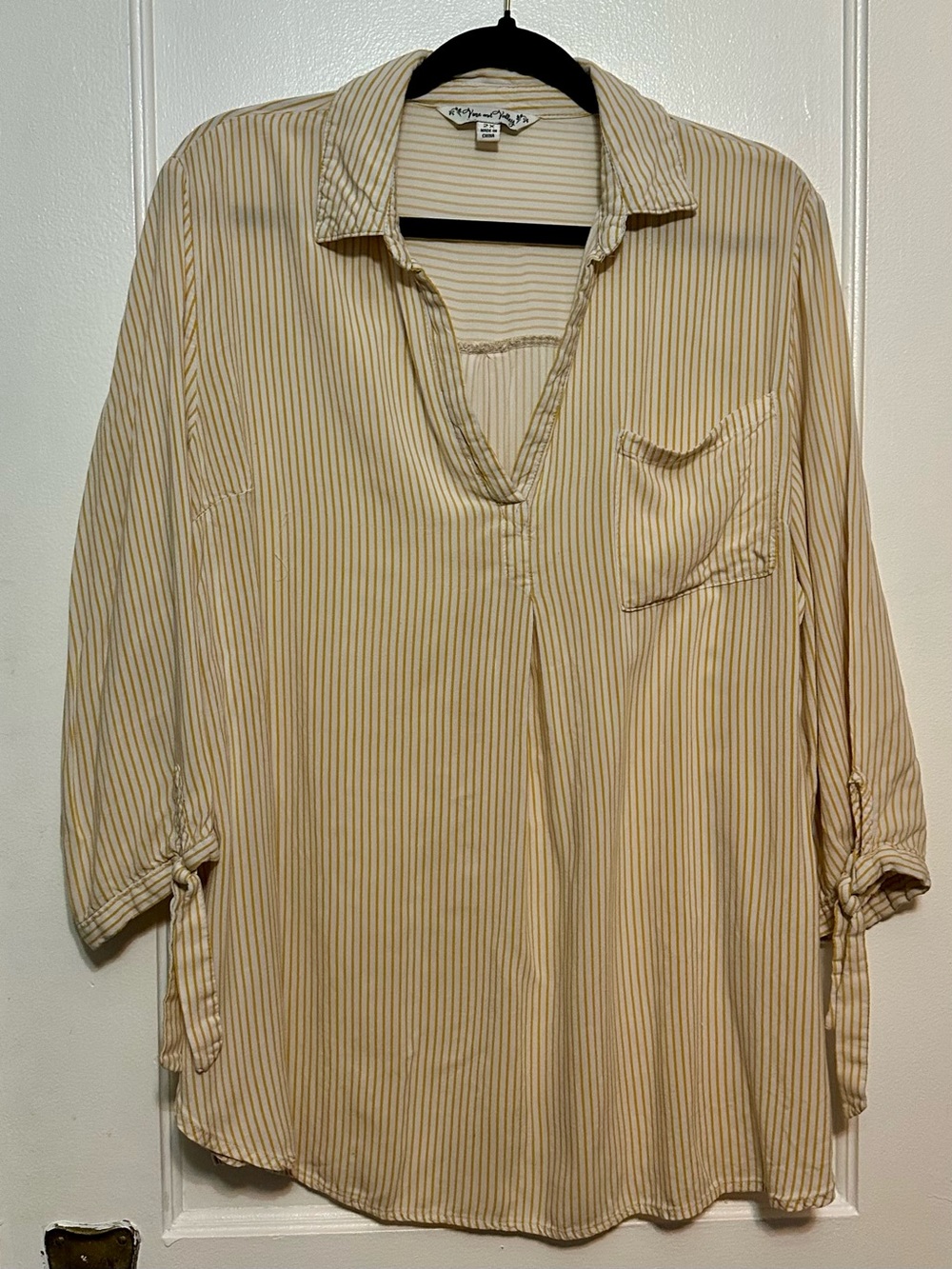 Vine & Valley 3/4 Sleeve Collared V-Neck Top in Yellow & White Stripes (2X)